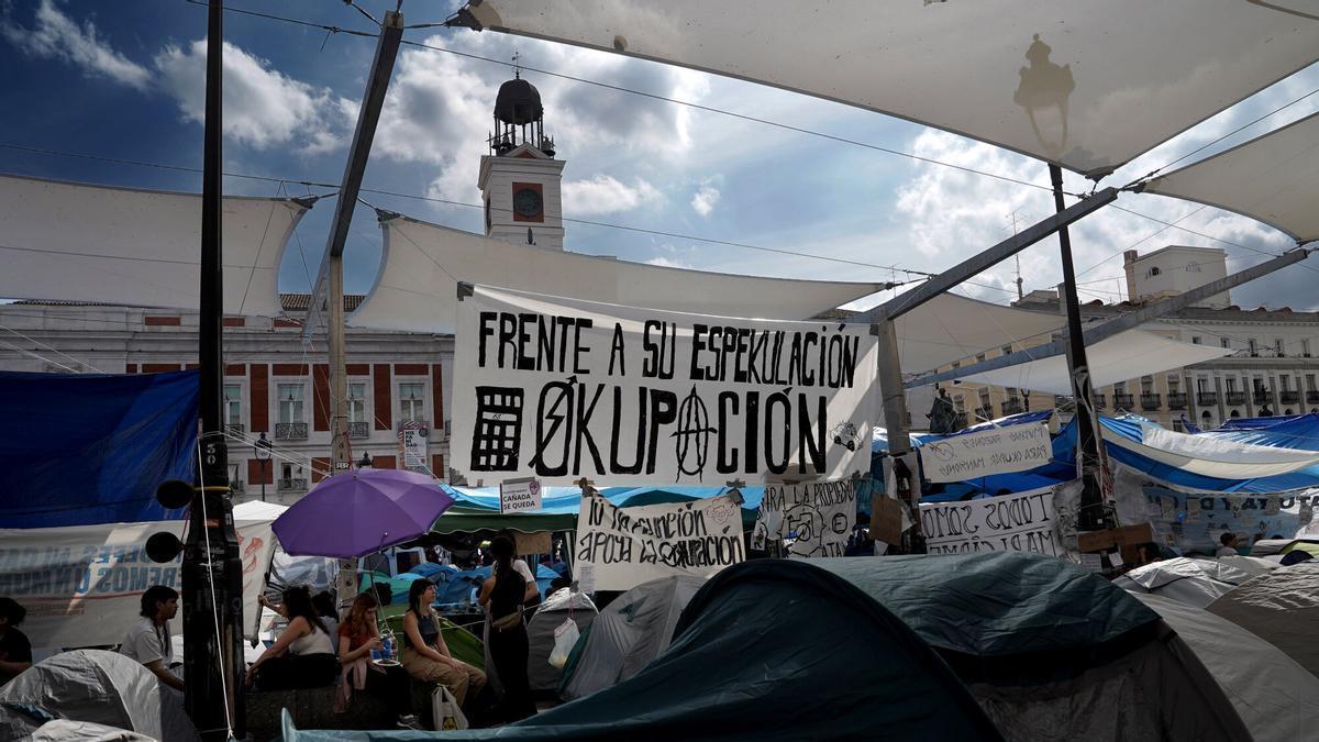 ACAMPADA SOL CUCHILLOS ADOQUINES | Almeida denuncia que hay adoquines y cuchillos en la acampada de Sol
