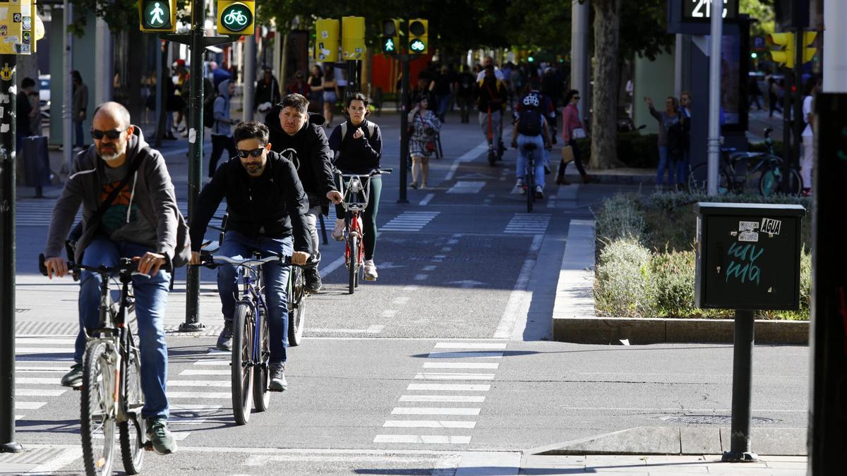 Varios ciclistas circulando por el carril de Gran Vía, en Zaragoza.