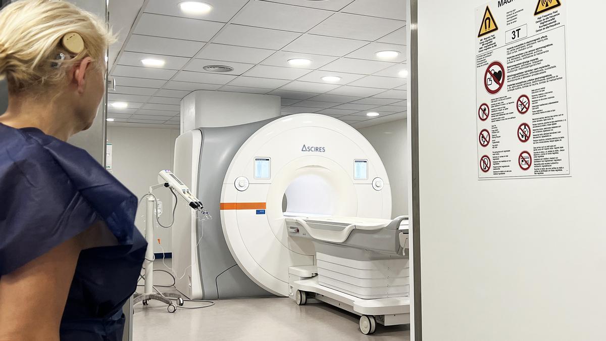Mari Carmen, de la Federación de Asociaciones de Implantados Cocleares de España, se prepara para someterse a una RM en Ascires Campanar (Valencia) Mari Carmen, de la Federación de Asociaciones de Implantados Cocleares de España, se prepara para someterse a una RM en Ascires Campanar (Valencia)