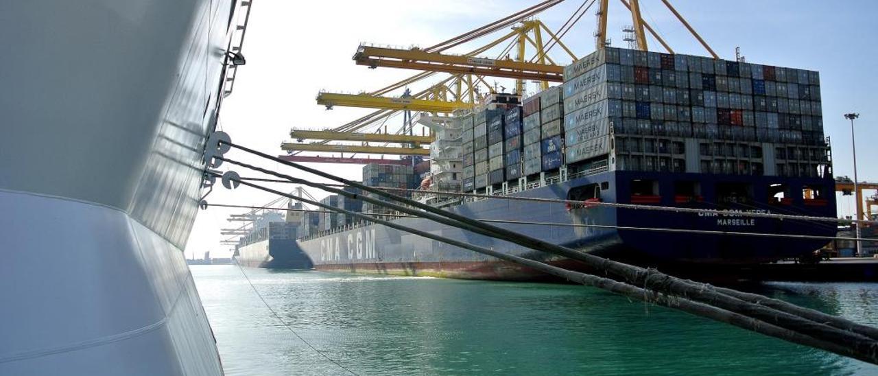 Buques amarrados en la terminal pública de contenedores del Puerto de València.