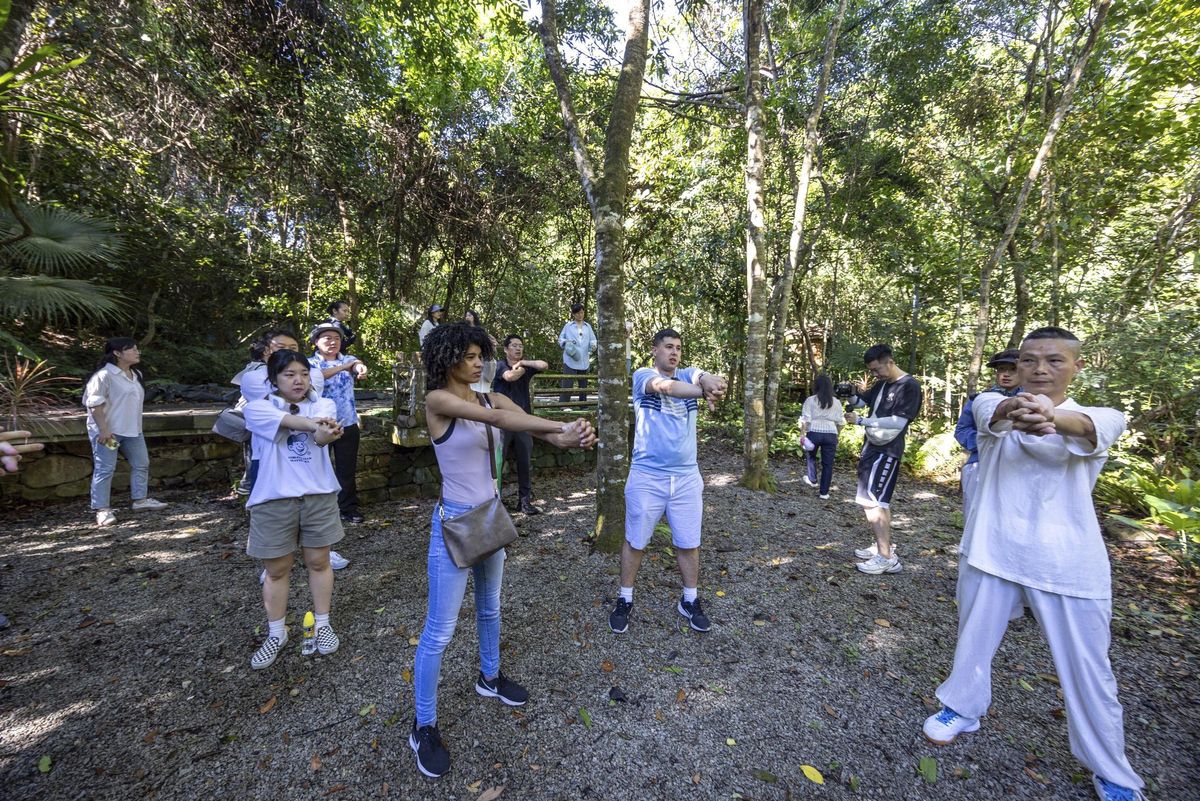 Un grupo de turistas realizan una actividad en la isla de Shenyu, en Hainan.