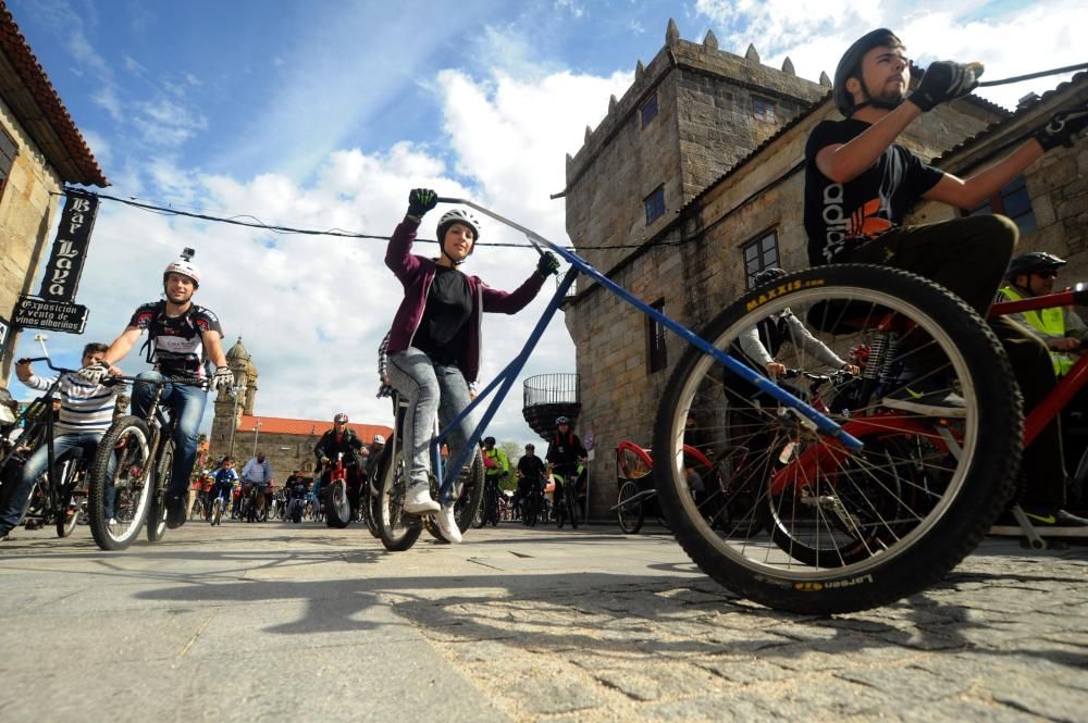 Un pelotón de ciclistas desafía a la lluvia en Cambados