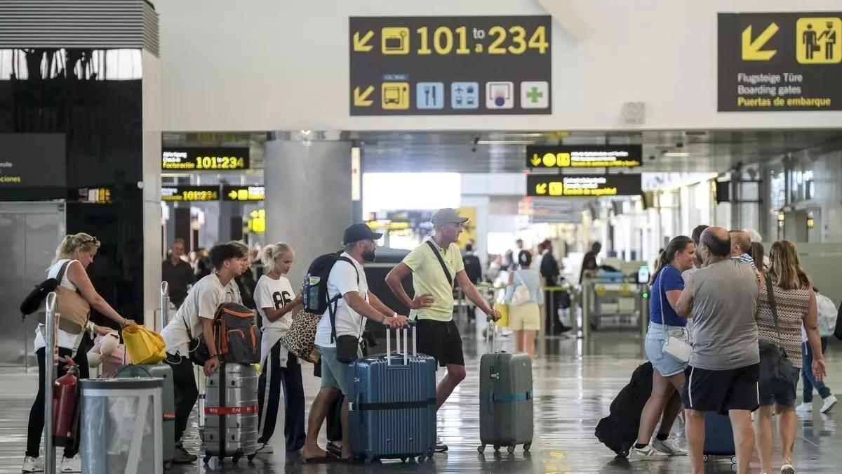 Una fila de personas en un aeropuerto de Canarias.