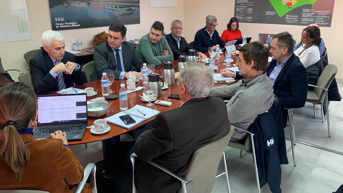 Jaime Martorell, a la izquierda de la imagen, durante la reunión que ha mantenido en Málaga con Innova IRV, el PTA y la UMA.