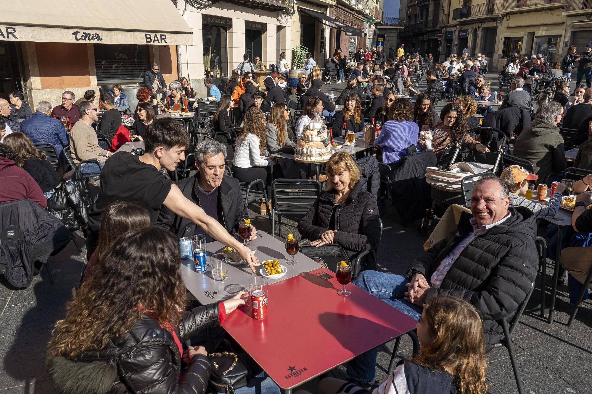 Terrasses plenes al Bages al gener, i en màniga curta