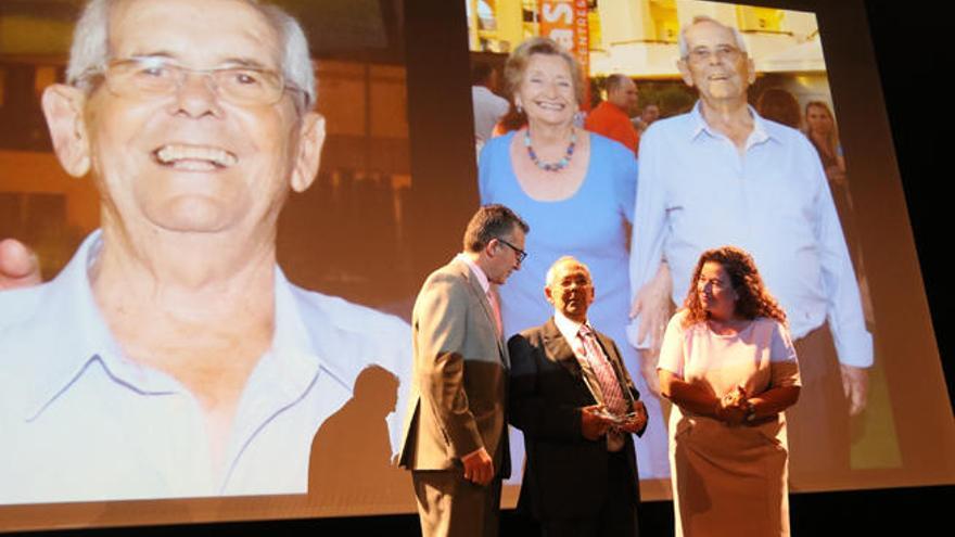 Ramón, junto a la consellera Pilar Costa, en la entrega de los premios de la Pimeef, el pasado día 8.