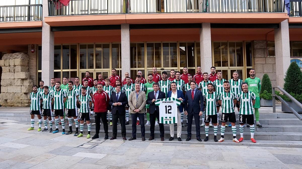 La plantilla del Córdoba CF posa ayer en las puertas del Ayuntamiento con el alcalde, el concejal de Deportes y el presidente y consejeros del club.