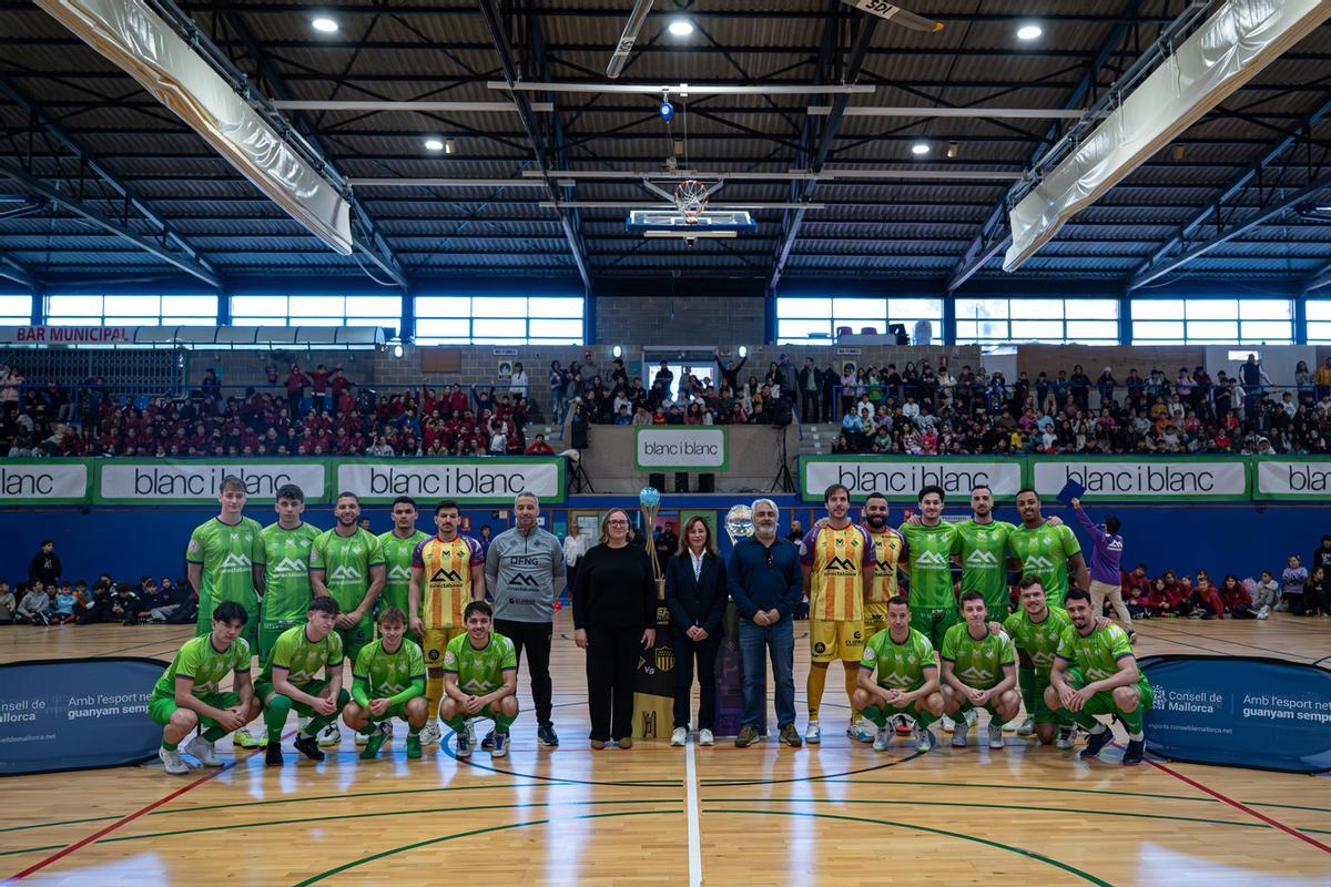 Los jugadores del Palma Futsal posan en Alcúdia, en donde han reunido a cerca de 600 escolares