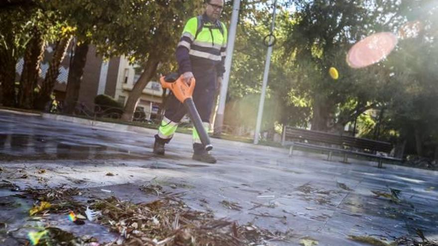 Orihuela creará una brigada para limpiar la costa en los días festivos