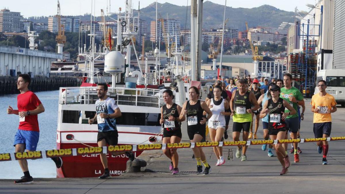 Los corredores, durante la prueba por el puerto. |  // R. GROBAS