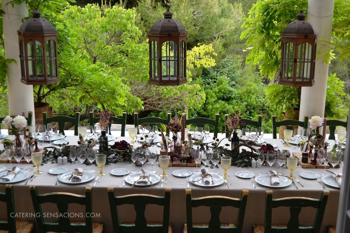 Decorar la mesa del banquete: ambiente campestre para una boda rural