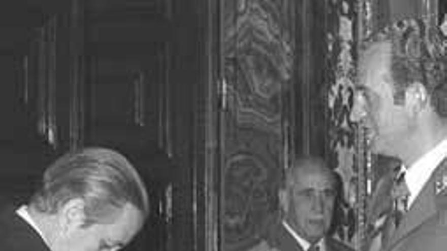 Torcuato Fernández-Miranda saluda al Rey Juan Carlos.