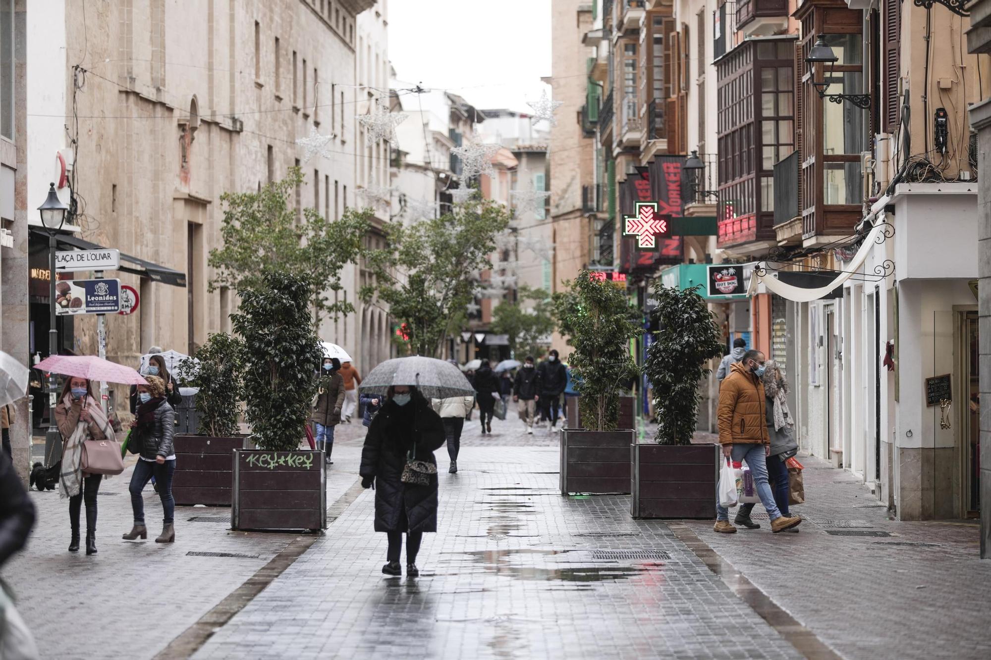 La lluvia arruina el primer día oficial de rebajas invernales