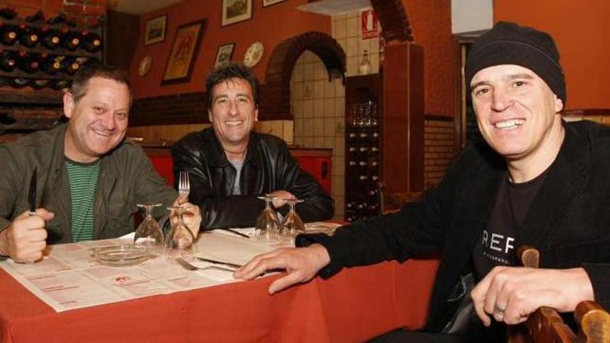 Manolo Rubio, Chris Navas y Javier Ojeda, componentes de Danza Invisible, solían reunirse en los ochenta en una pizzería llamada ´Tía Lucía´.