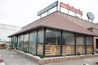 Reabre el restaurante de Makro en Silvota con parrilla, menús, pollos asados y comida para llevar