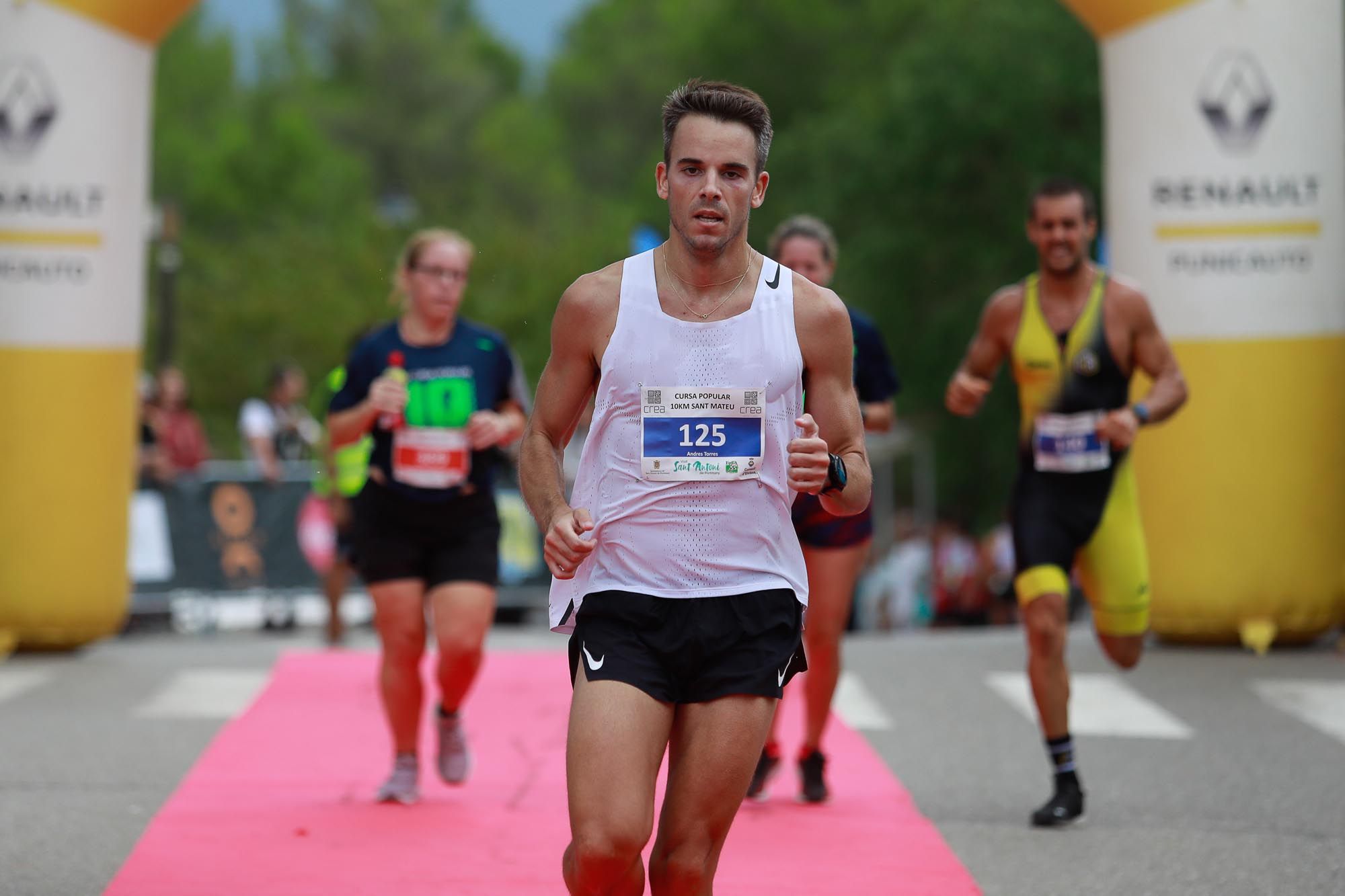 Búscate en la galería de imágenes de la Cursa 10K Pla de Sant Mateu