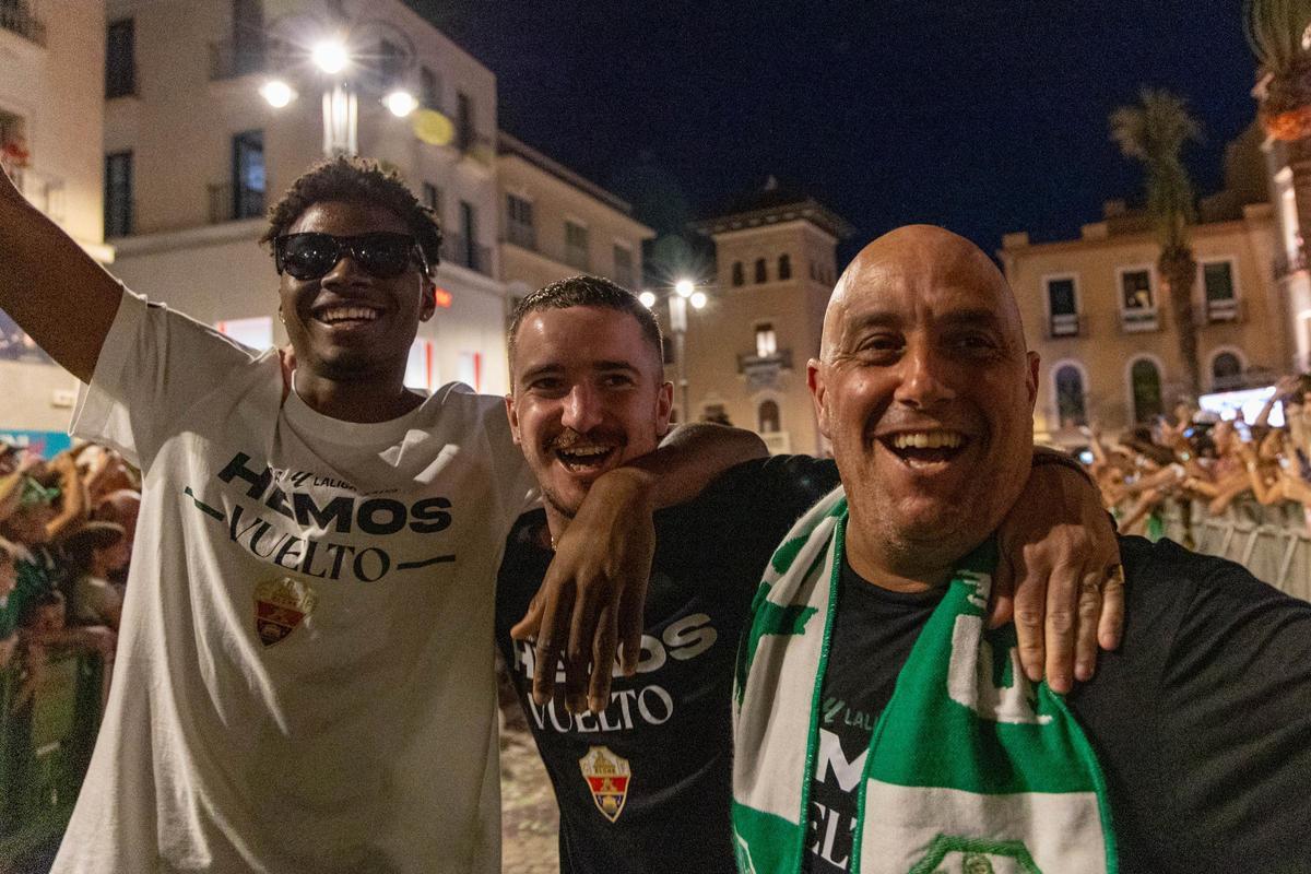 Owen Bosch, a la izquierda de la imagen, durante la fiesta del ascenso con dos integrantes del cuerpo técnico del Elche.