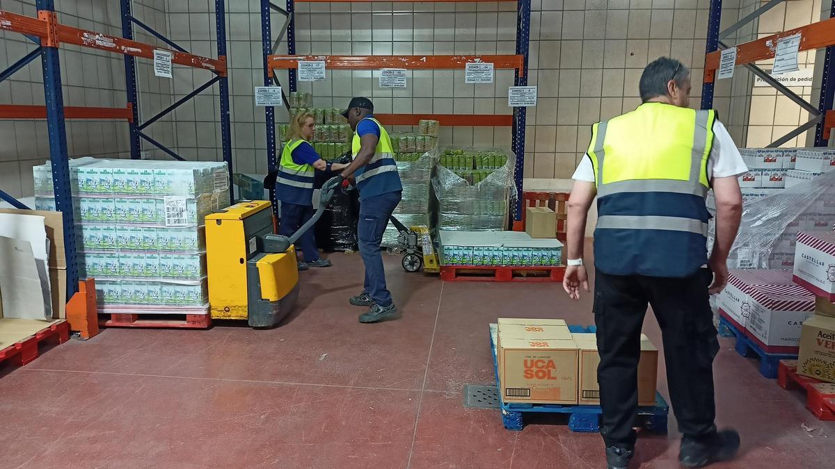 Trabajadores del Banco de Alimentos de Córdoba preparando un pedido.
