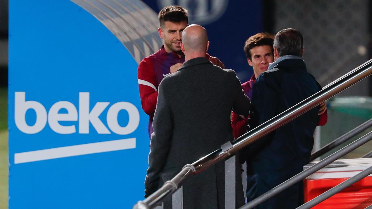 Jordi Cruyff saluda a Piqué antes del entrenamiento del Barça