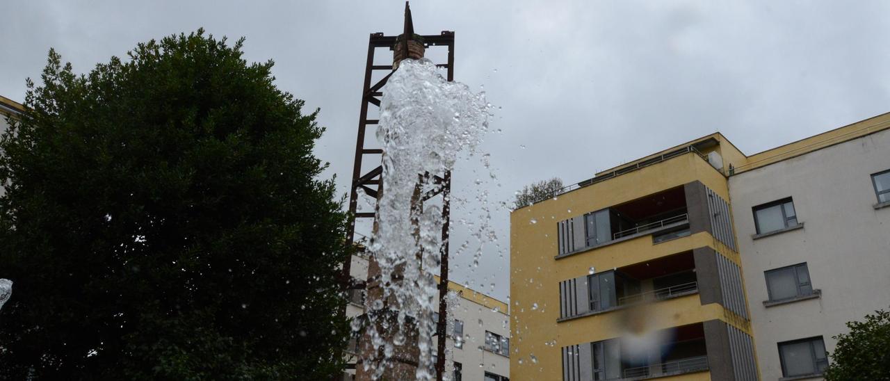 La antigua chimenea de Massó, con la fuente cibernética delante.