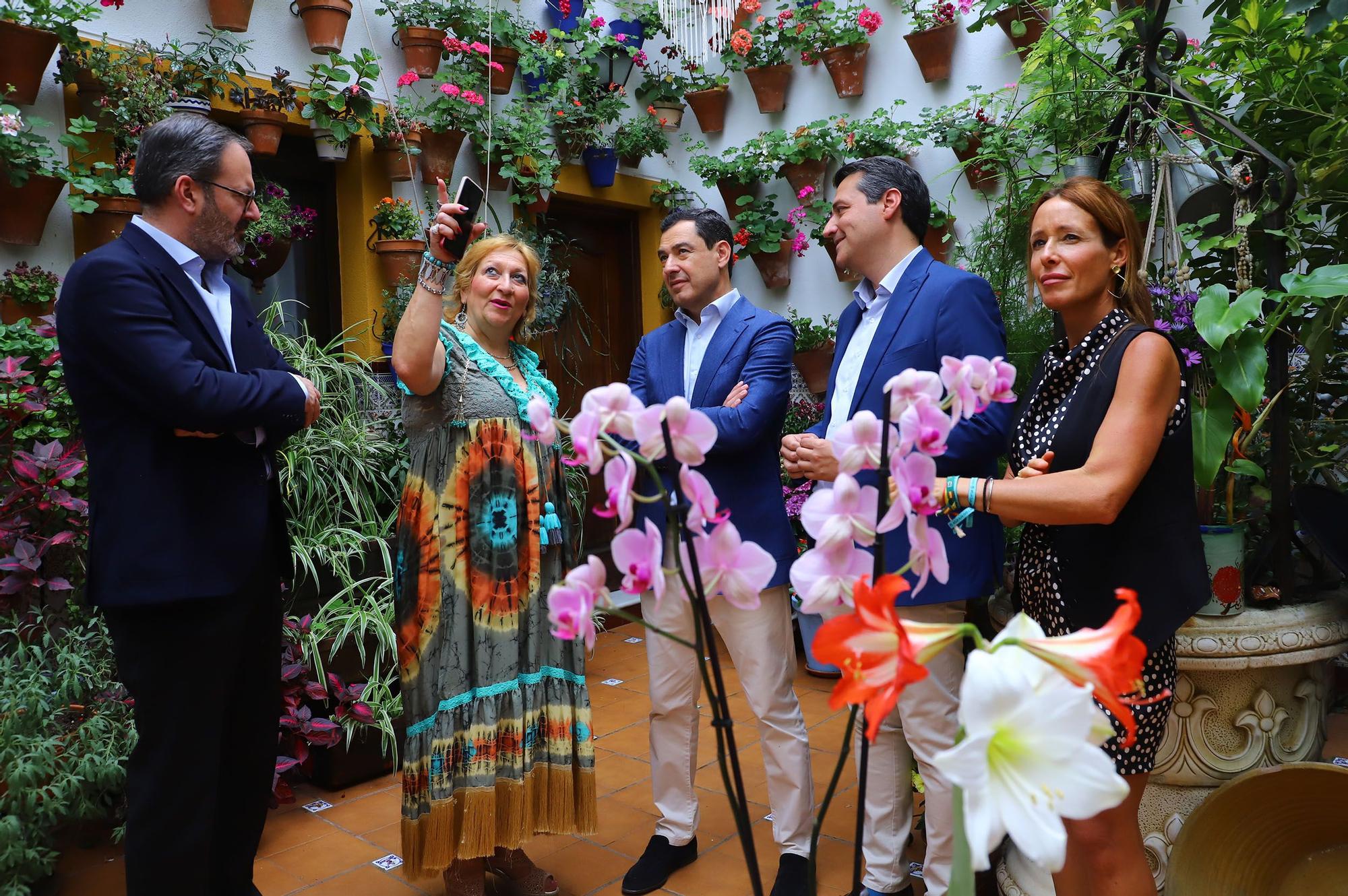 Juanma Moreno visita los Patios de Córdoba