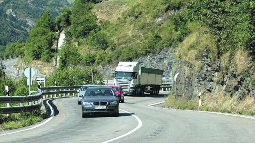 Fomento mejorará el firme de la carretera de Pajares entre Campomanes y  Villamanín - La Nueva España