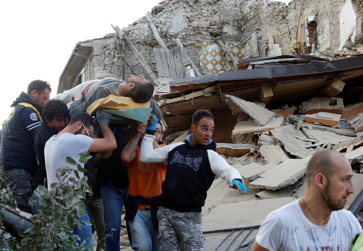 Un hombre es rescatado de las ruinas del pueblo de Amatrice, tras el terremoto.