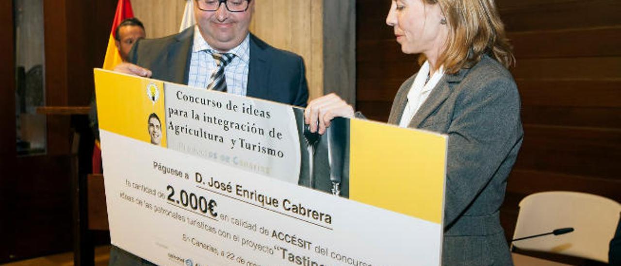La presidenta de Asolan, Susana Pérez, entrega el accésit a José Cabrera.
