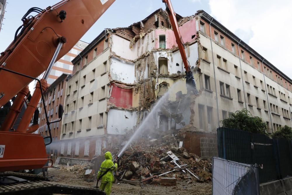 Demolición del edificio de militares de Gijón
