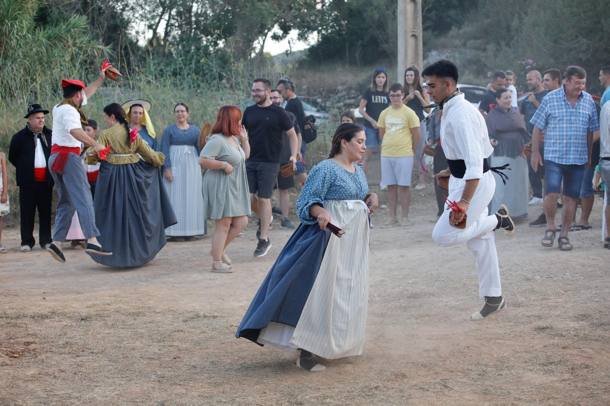 Las imágenes de la 'ballada' popular en el Pou des Escarabats, en Buscastell.