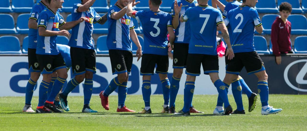 Los jugadores del Hércules celebran uno de los goles al Mestalla.