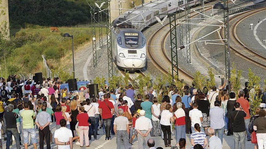 Víctimas y familiares del Alvia, durante el primer aniversario del accidente.