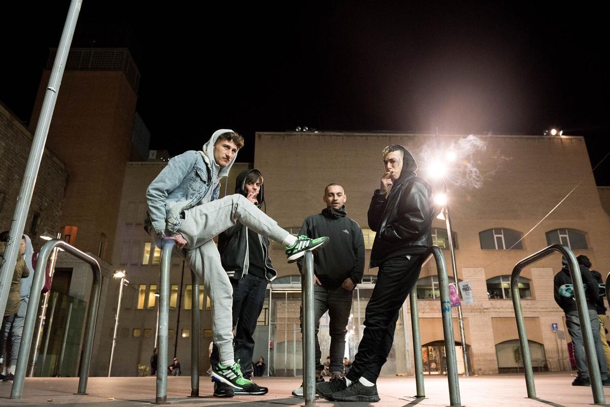 En primer plano, Yung Beef y Kaydy Cain (Dani Gómez), parte de PXXR GVNG, junto a sus colegas Fabio y Hakim, en la plaza del Macba el 5 de enero del 2016.