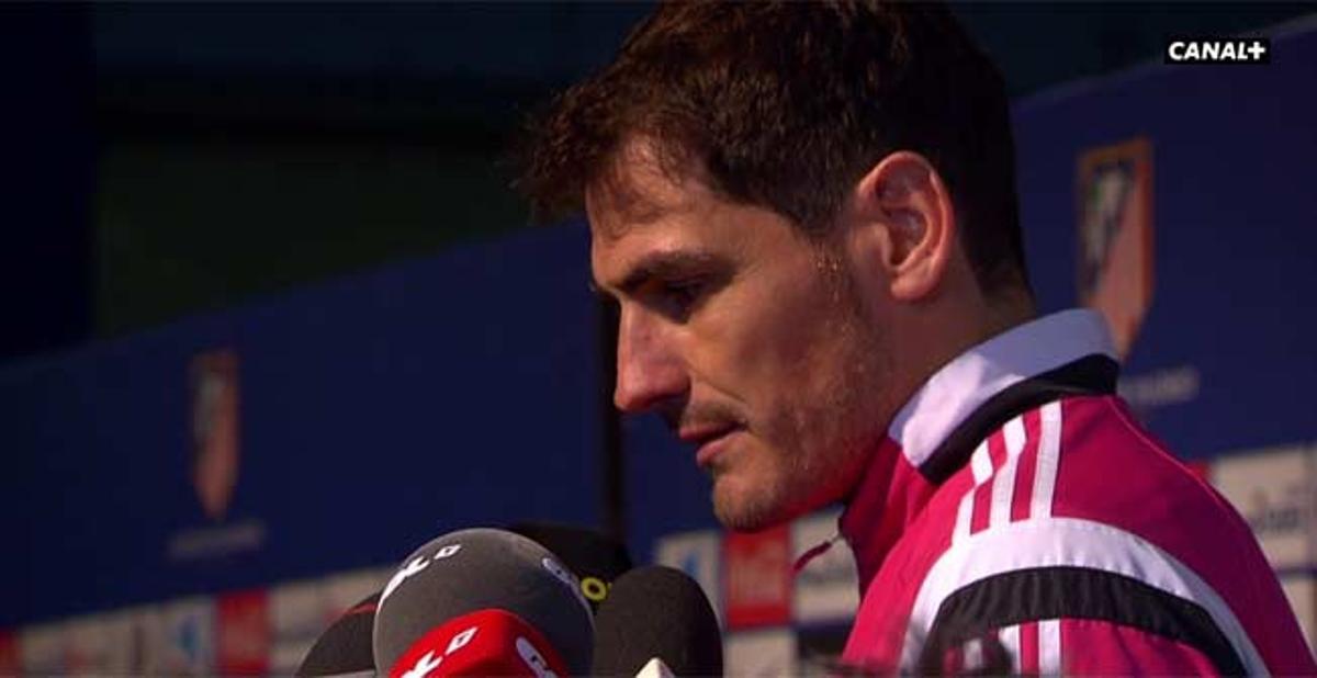 Iker Casillas se rebota en zona mixta