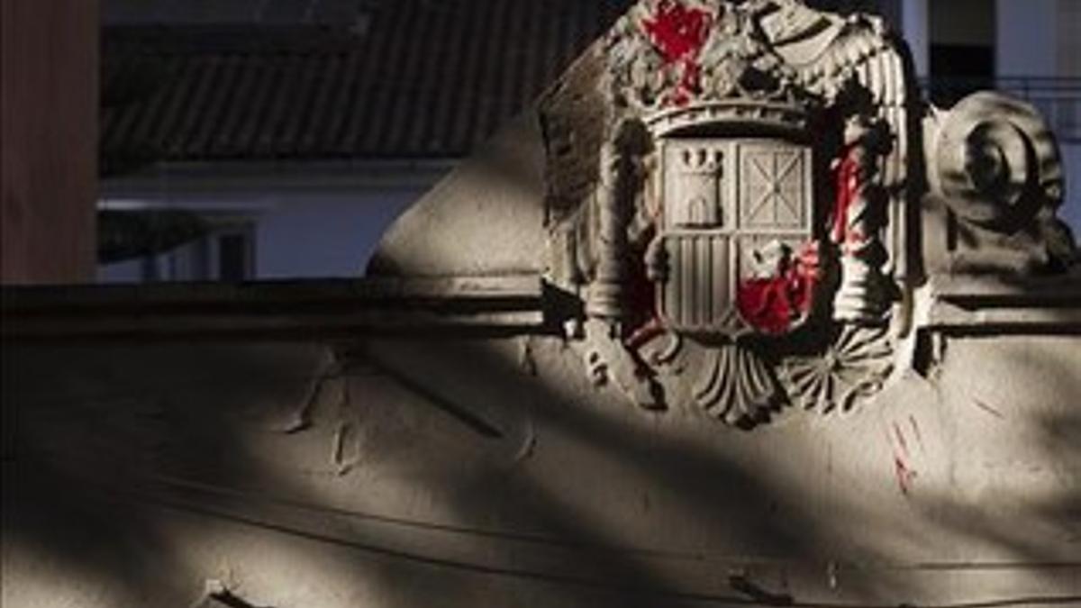 Fachada del colegio San Juan de la Ribera de Valencia, con el escudo franquista.
