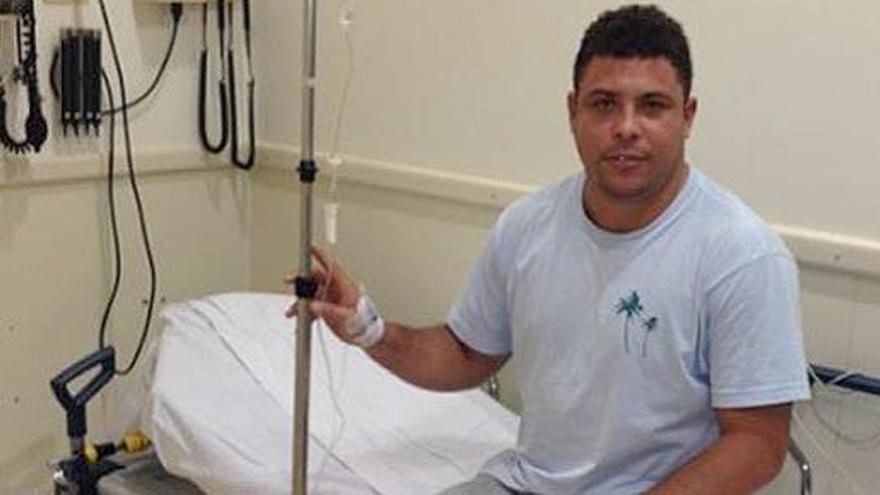 Fotografía de Ronaldo Nazario en el hospital, publicada por el exfutbolista en Twitter.