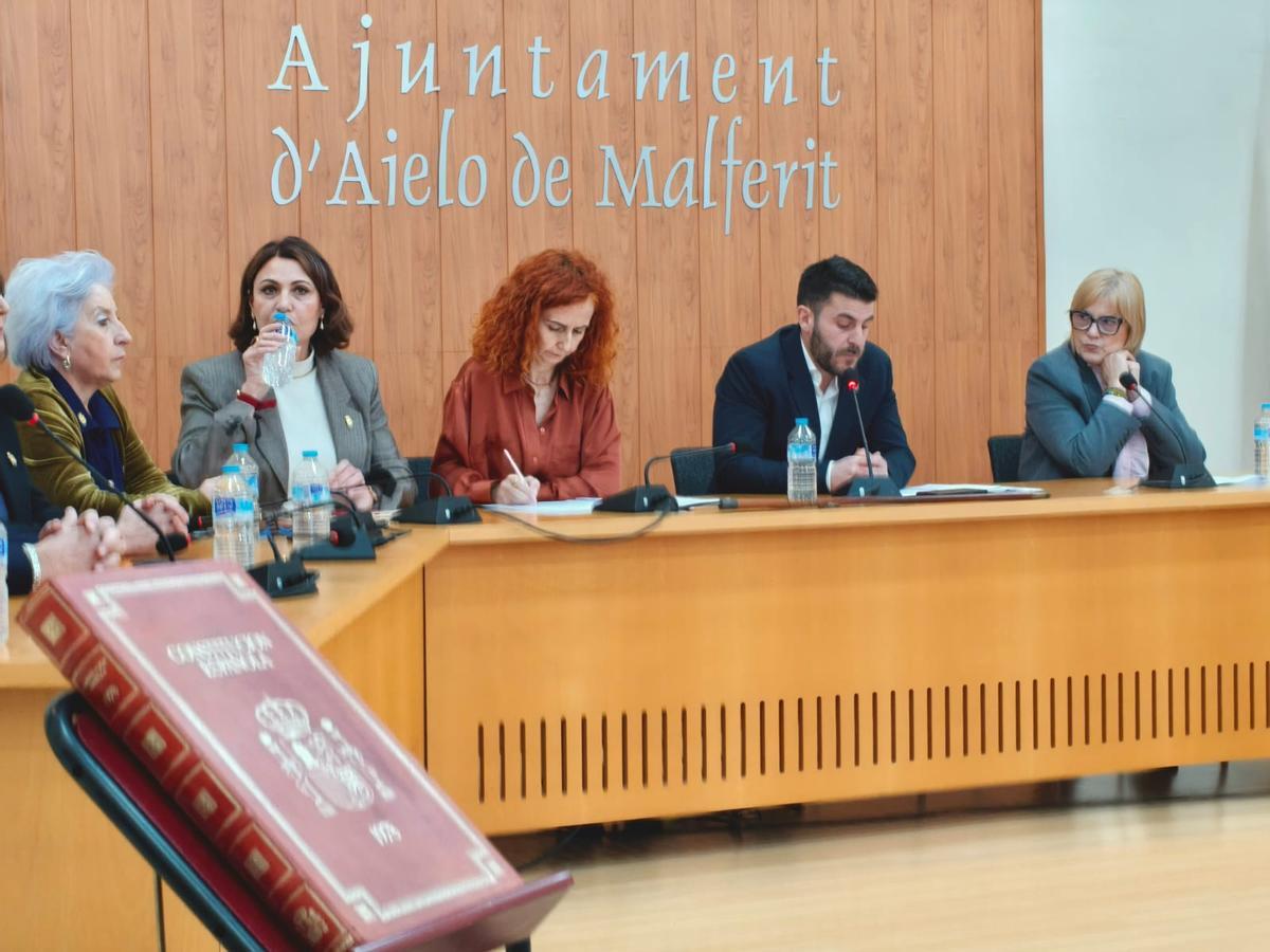Un momento del pleno celebrado hoy en Aielo de Malferit.