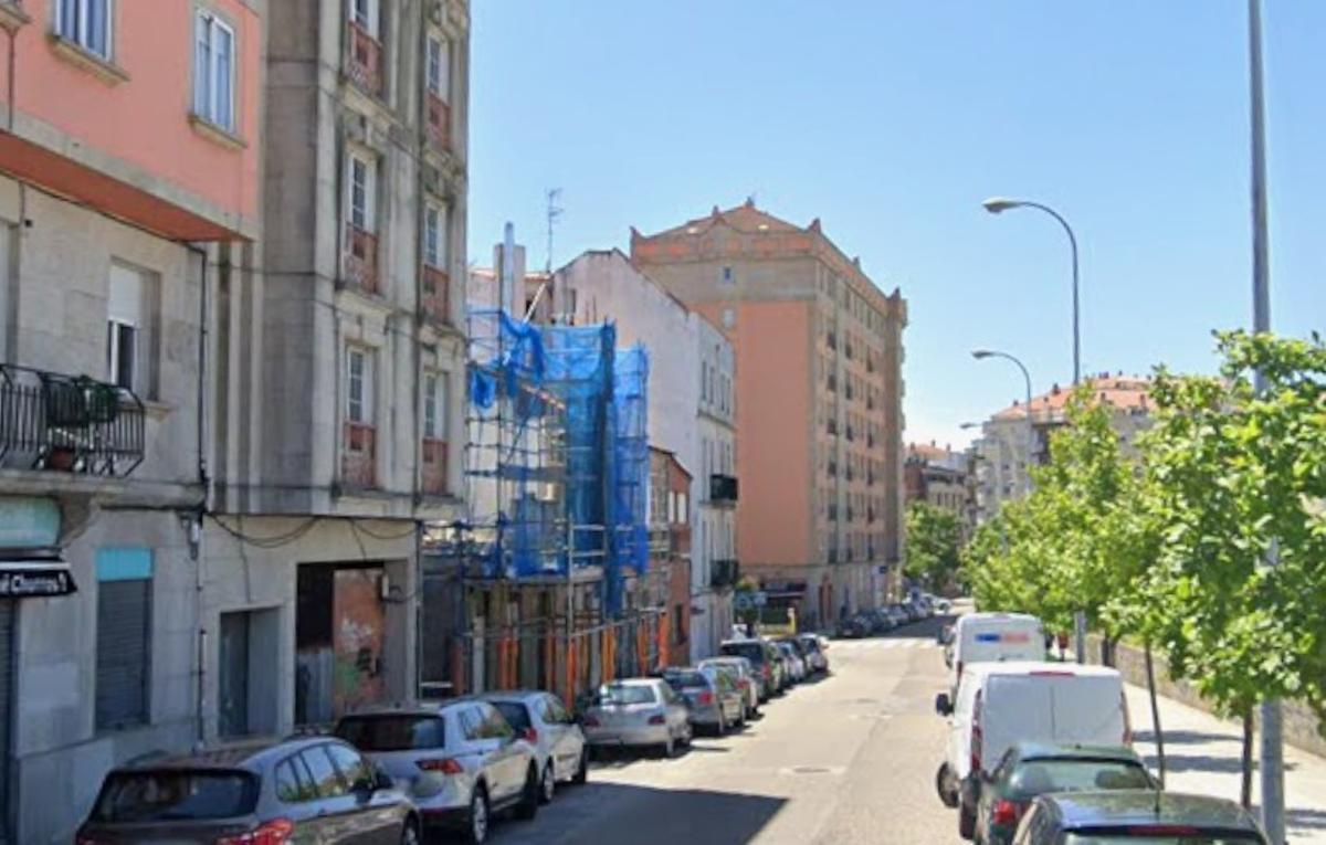 A la izquierda de la imagen, el edificio en el que se produjo el fuego.