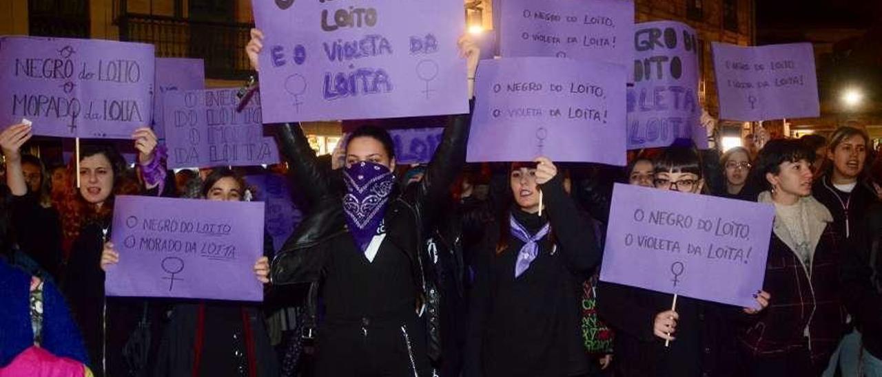 Mujeres con pancartas en una concentración contra la violencia de género en Pontevedra. // Rafa Vázquez