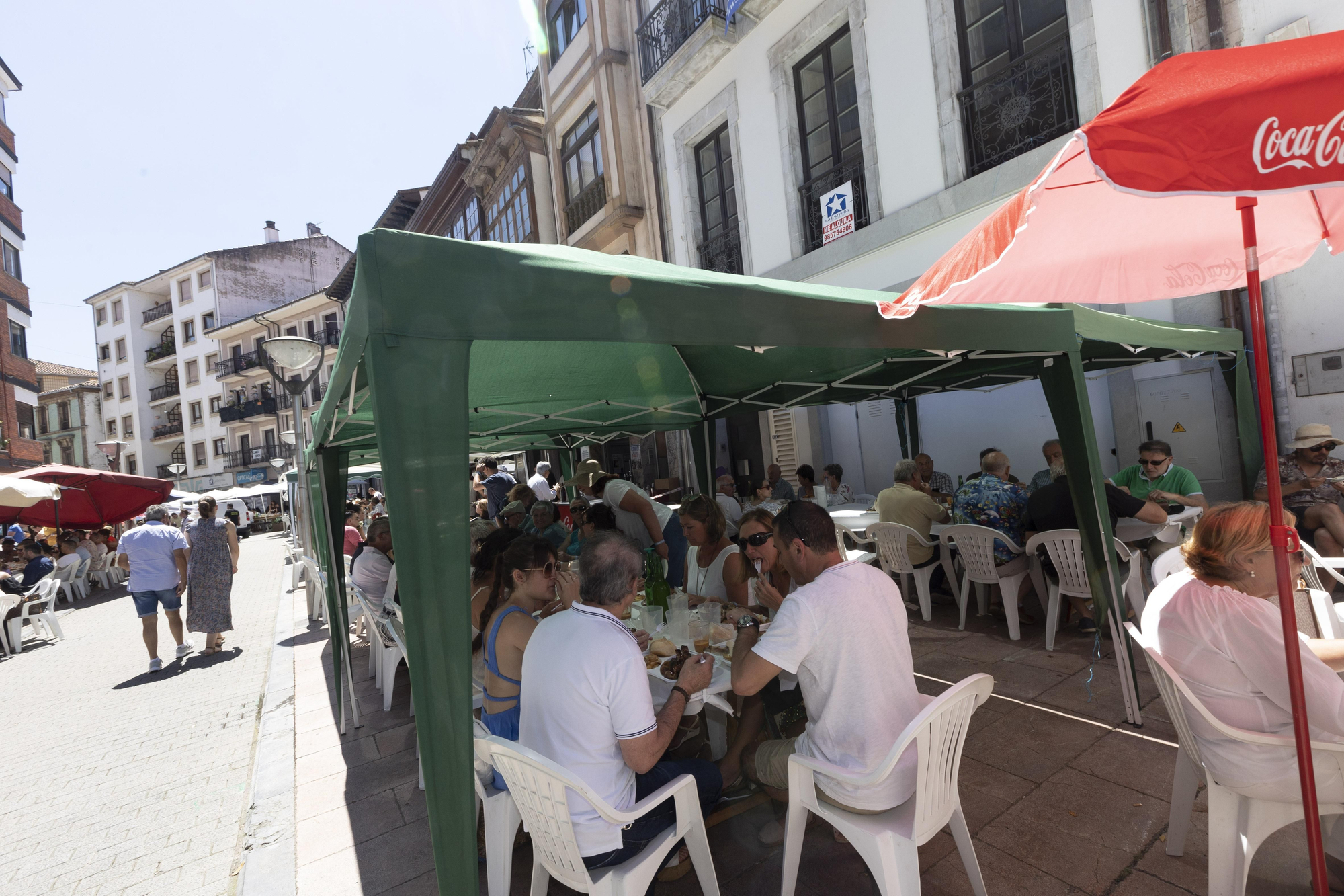 En imágenes: así fue la comida en la calle de Grado