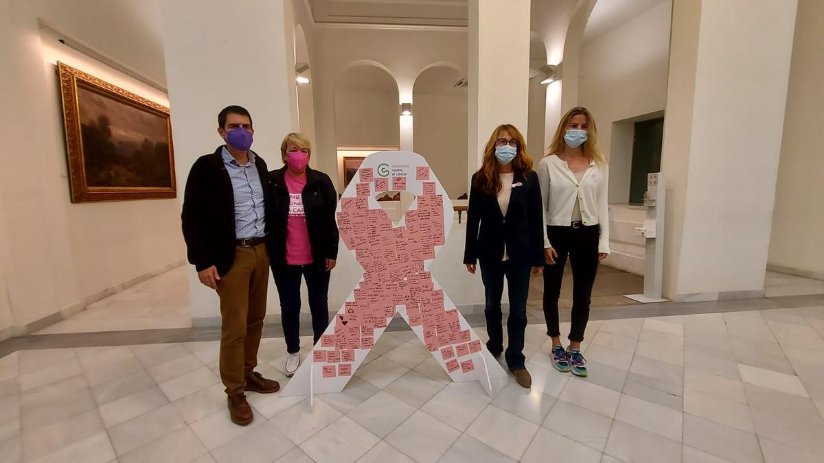 L'alcalde, Marc Castells, amb els membres de l'Associació contra el càncer que li van lliurar el llaç ple de missatges