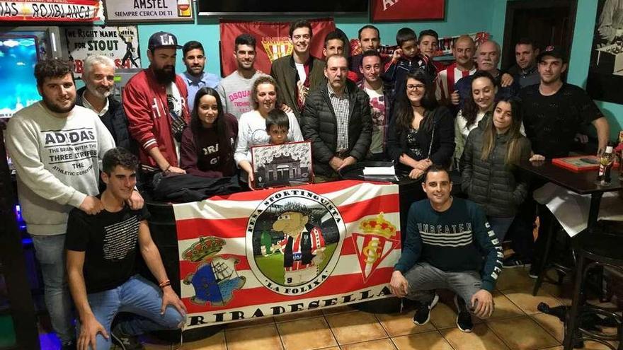 La peña La Folixa celebra en Ribadesella su tercer aniversario