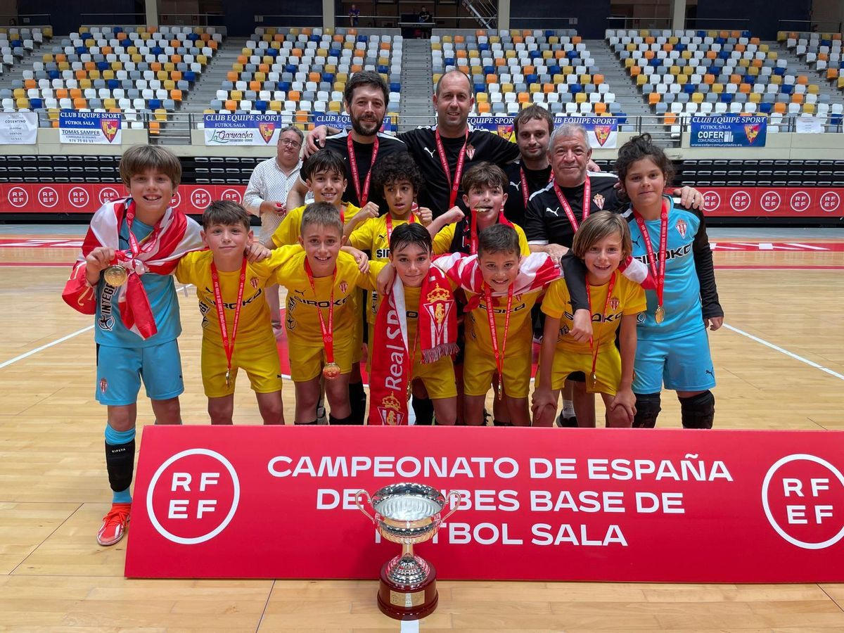 El Sporting, tras conquistar el título.