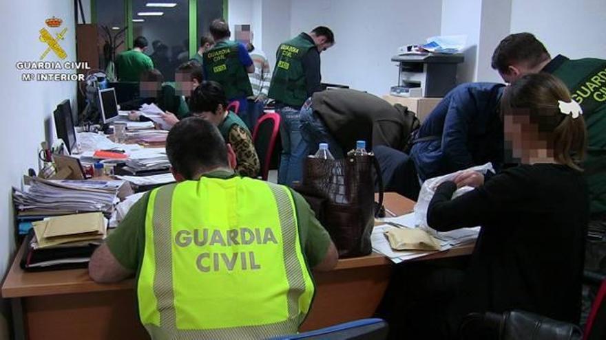 Imágenes de la Guardia Civil en alguno de los registros de la operación.