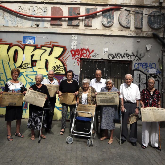 La gente no para de mirarlos. Por separado son invisibles. Todos juntos llaman la atención. Levante-EMV reunió este jueves por la mañana a nueve de los once testimonios para este reportaje, con una gran ayuda prestada por el Grupo Recuperación de la Memoria Histórica que coordina Matías Alonso. Precisamente él, de su colección particular, facilitó los ejemplares originales de El Mercantil Valenciano publicados en los años de la Guerra Civil y que sostienen los protagonistas de la imagen, capturada delante del refugio antiaéreo de la calle Serranos de Valencia. Un lugar tantas veces utilizado para protegerse de las bombas y de los proyectiles en la contienda bélica, de cuyo inicio mañana se cumplen 80 años. En la imagen, de izquierda a derecha, figuran: Isabel Cuallado (79 años), Dolores Albuixech (88), Juan Ortuño (80), Petronila Blasco (88), Paquita Carrasco (91), Pablo Sanz (85), Paquita Torres (95), Emilio Monzó (95) y Mercedes Barberá (83). Después de la sesión fotográfica, que a todos los viandantes llamaba la atención, una tertulia de dos horas en una cafetería de la misma calle puso el broche final a un encuentro emotivo para todos.  Texto: Paco Cerdà /Fotografías: Vicent M. Pastor