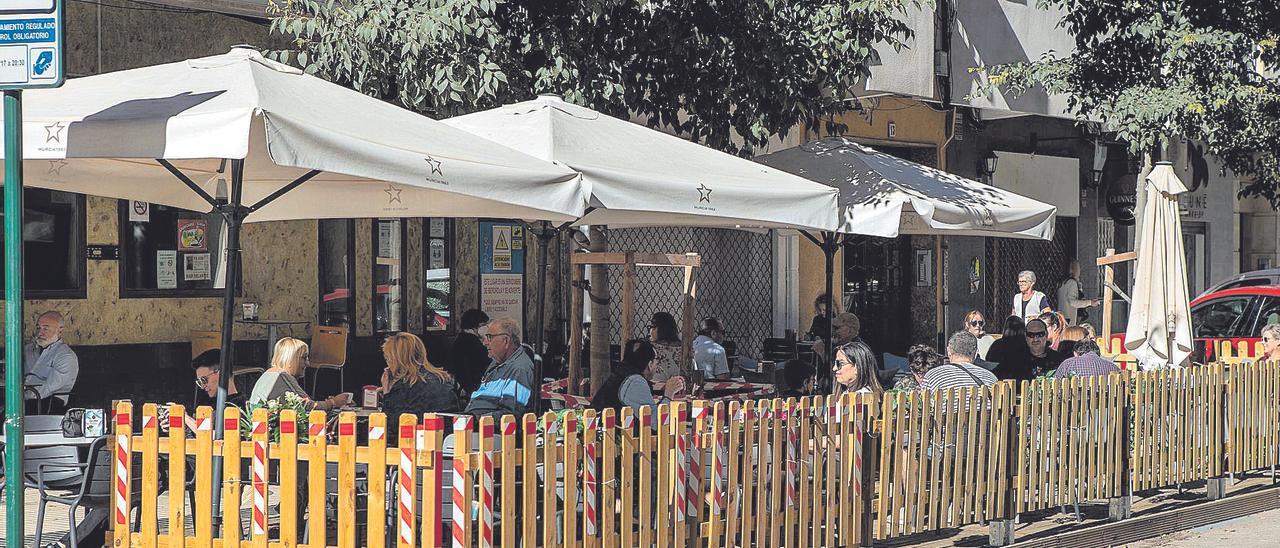 La terraza de un bar de Cartagena ocupando plazas de aparcamiento limitadas por la ORA