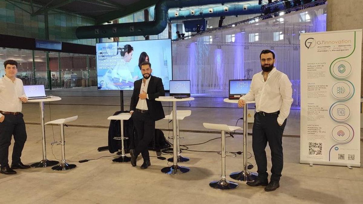 Fernando Angulo, José Antonio Domínguez y Miguel Angel Coronado, de G7Innovation, en un simposio internacional sobre fertilidad celebrado en Málaga.
