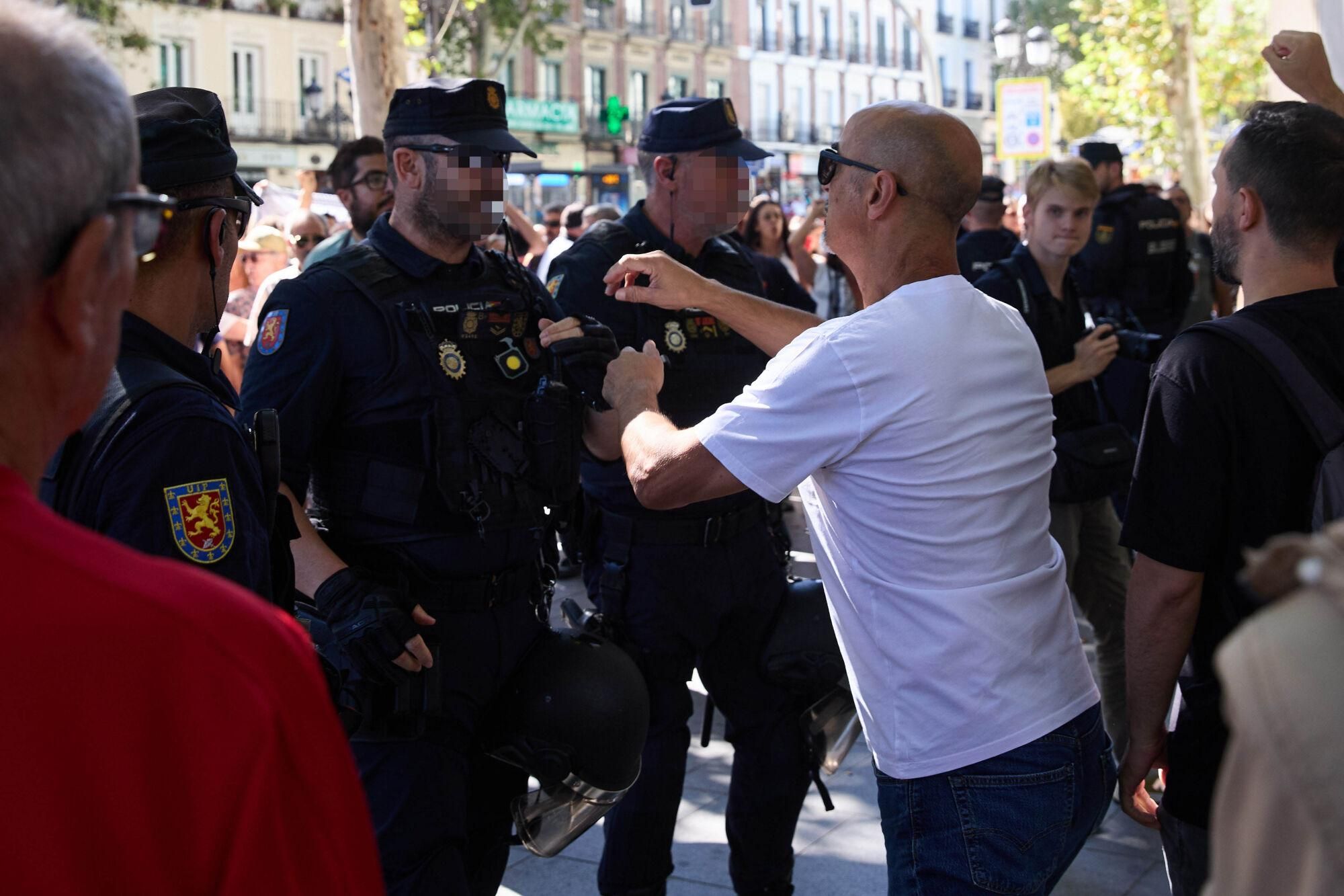 Agentes de Policía Nacional en las inmediaciones de Atocha, antes de pasar la etapa 21 de la Vuelta Ciclista a España, a 14 de septiembre de 2025, en Madrid (España). La Vuelta Ciclista a España pone hoy en Madrid el punto y final a una 90 edición de la ronda española marcada por las protestas en apoyo del pueblo palestino. La etapa final ha comenzando en la localidad de Alalpardo y finaliza en Cibeles con un recorrido de 106 kilómetros. 14 SEPTIEMBRE 2025;PALESTINA;CICLISMO;VUELTA CICLISTA;ESPAÑA;PIXELADA Jesús Hellín / Europa Press 14/09/2025. Jesús Hellín