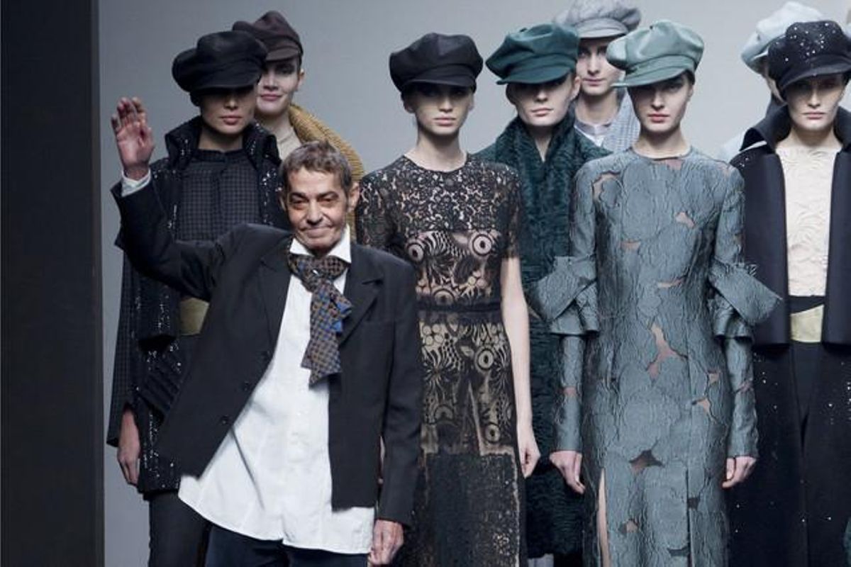 El dissenyador madrileny saluda davant el públic de la passada edició de la Cibeles Fashion Week. El dissenyador madrileny saluda davant el públic de la passada edició de la Cibeles Fashion Week.
