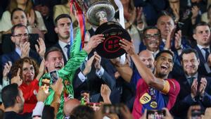 La plantilla del Barça celebra la conquista de la Copa del Rey 2024/25 ante el Real Madrid